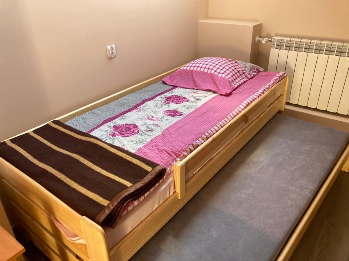 Apartamento Dom Mlodziezowy W Polanie Serednie Male Exterior foto