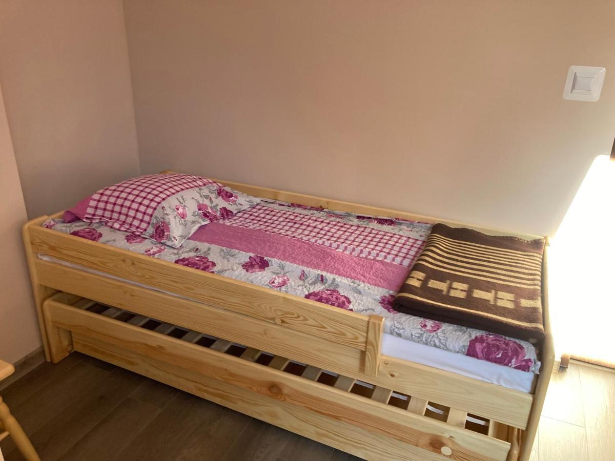 Apartamento Dom Mlodziezowy W Polanie Serednie Male Exterior foto