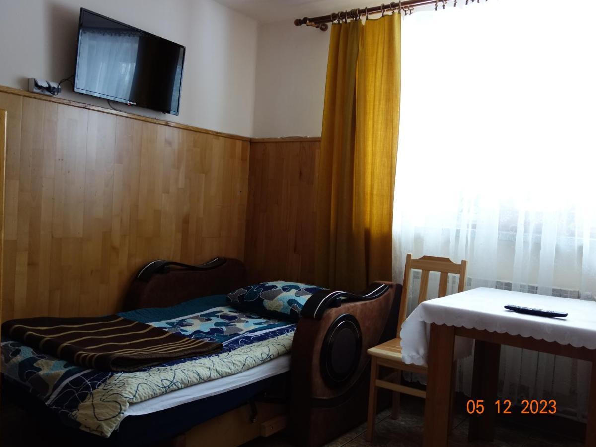 Apartamento Dom Mlodziezowy W Polanie Serednie Male Exterior foto
