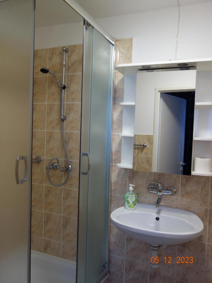 Apartamento Dom Mlodziezowy W Polanie Serednie Male Exterior foto